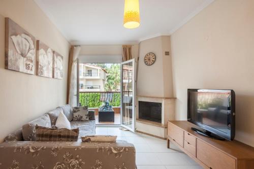 Μια τηλεόραση ή/και κέντρο ψυχαγωγίας στο Andrew apartment