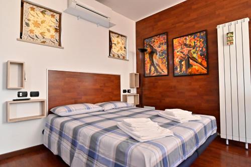 una camera con un letto con una coperta blu e bianca di Corte Graziella a Castel d'Azzano
