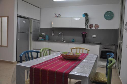 una cocina con una mesa con un tazón. en מישפוחם - אירוח משפחתי בירוחם - Mishpucham - Hosting unit in the desert, en Yeruham