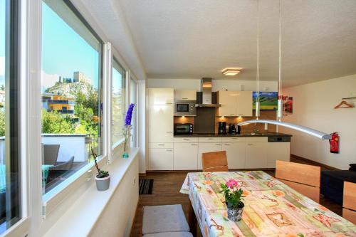 cocina y comedor con mesa y ventana en Haus Helvetia en Ladis