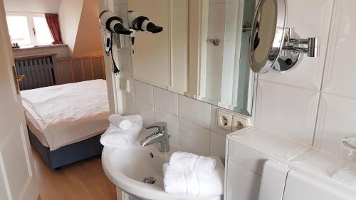 Ein Badezimmer in der Unterkunft Hotel Reethüüs