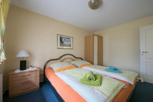 a bedroom with a bed with two towels on it at Feriendomizil Hönow in Hoppegarten