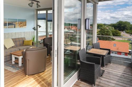a balcony with a couch and a table at Waterbed Barth in Barth