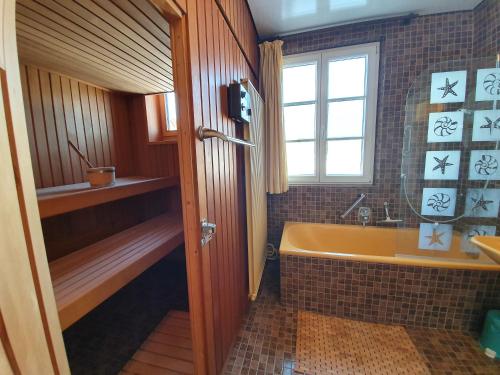 bagno con vasca e finestra di Stadtvilla Marie Varel Dangast 4 Personen mit Sauna a Varel