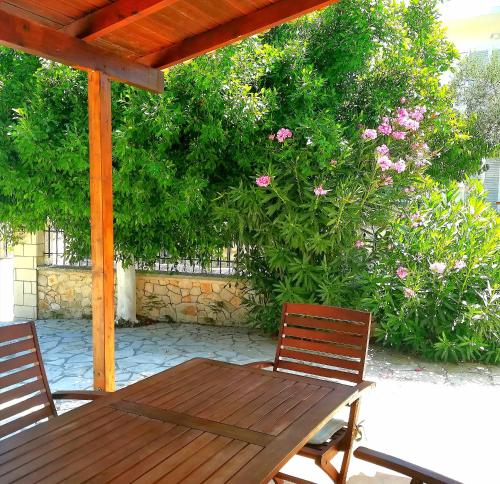 Κήπος έξω από το Irini Studios