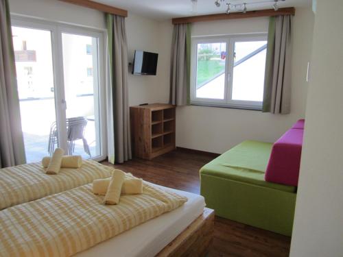 Habitación de hotel con 2 camas y ventana en Appartementhaus Gretzel, en Wagrain