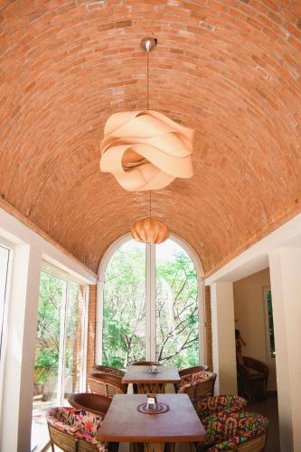 a room with a brick ceiling and a table and chairs at La Cañada in Guanajuato