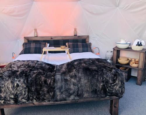 a bedroom with a bed in a tent at Dyrja Domes in Hemsedal