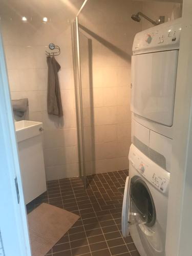 Waschmaschine und Trockner in einem kleinen Bad in der Unterkunft 2 rum och kök på Färjestad in Karlstad