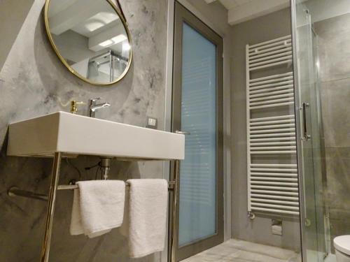 une salle de bain avec un lavabo et un miroir dans l'établissement CIVICO475 House Chioggia, à Chioggia