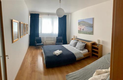 una camera da letto con un letto e un animale di peluche di BL City View Luxury Apartment a Banská Bystrica