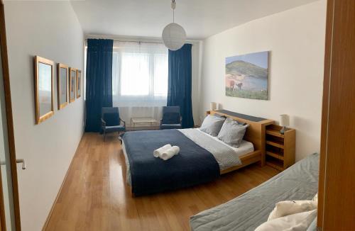 Postel nebo postele na pokoji v ubytování BL City View Apartment, 24hr Self Check-in, Free Private Parking, Panoramic View from Balcony, 5-minute walk to City Centre