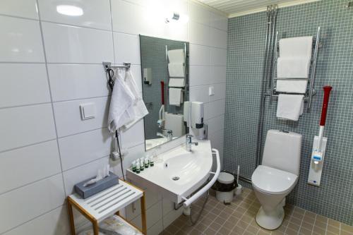Ванна кімната в Hotelli Keurusselkä