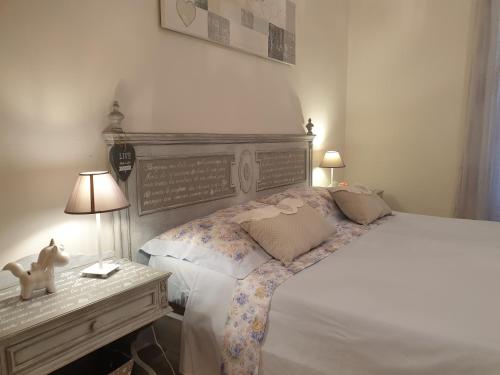 a bedroom with a bed and a table with a lamp at Am Meer in Ladispoli