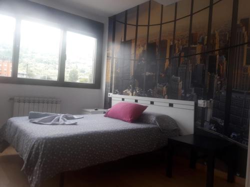 1 dormitorio con 1 cama con almohada rosa en TORREBLANCA en Oviedo