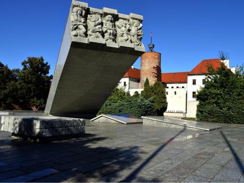 a monument in a square in front of a building at Apartament w Głogowie in Głogów