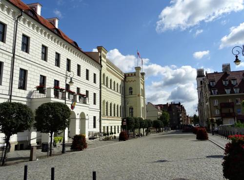 an empty street in a city with buildings at Apartament w Głogowie in Głogów