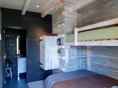 Łóżko lub łóżka piętrowe w pokoju w obiekcie Alberg Taull