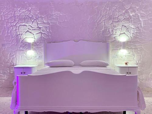 SavaにあるCasa Celesteの紫色のベッドルーム(白いベッド、ライト付)
