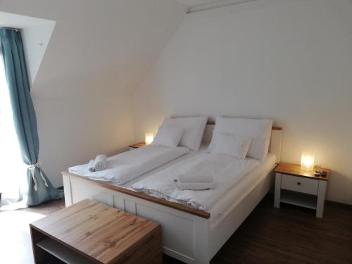 سرير أو أسرّة في غرفة في Levanda Panzió