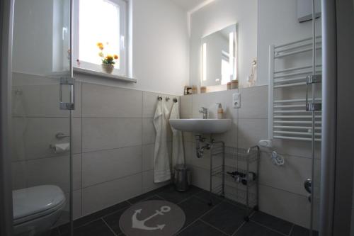 Küstenliebe 8 في غرال موريتز: حمام مع مرحاض ومغسلة