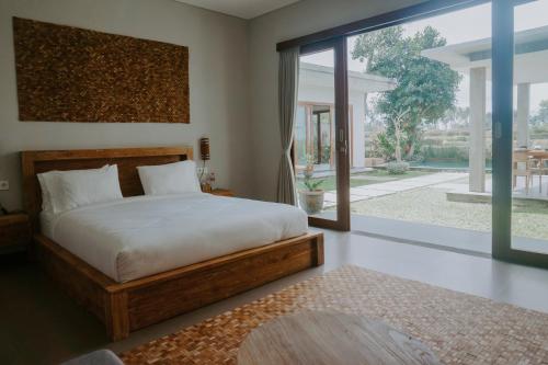 Llit o llits en una habitació de Anggira Villa Ubud