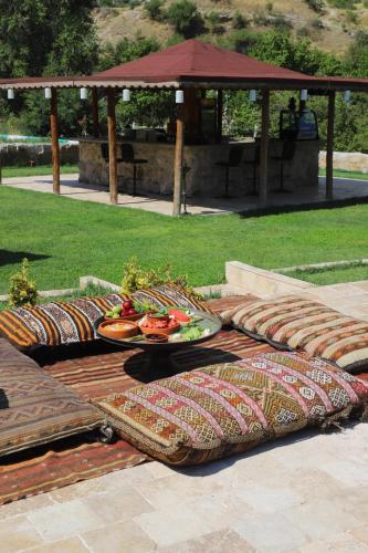 Un jardín fuera de Kufe Hotel