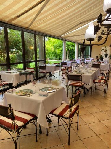 Logis Hostellerie des Ducs tesisinde bir restoran veya yemek mekanı