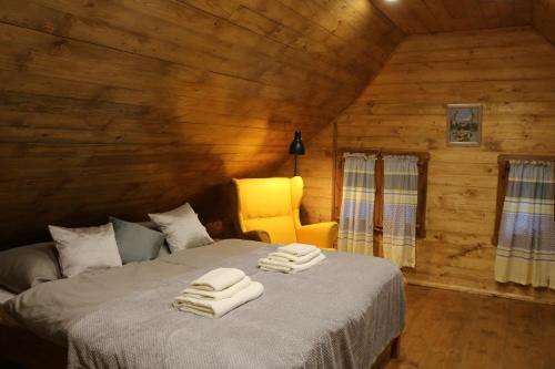 Un dormitorio con una cama con toallas. en Holiday Home Lina, en Pleškovec