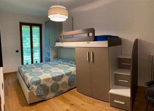 ein kleines Schlafzimmer mit einem Etagenbett und einem Bettrahmen in der Unterkunft Moro Nest in  Monvalle 