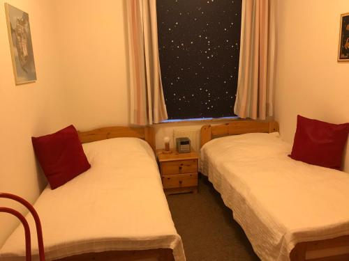 ein Zimmer mit zwei Betten und einem Fenster mit Sternen in der Unterkunft Ferienwohnung "Sielblick" in Dornumersiel in Dornum
