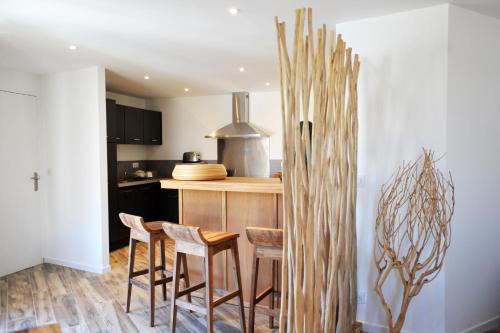 une cuisine avec un comptoir et des tabourets dans l'établissement clemente en aparté nord, à Lecci