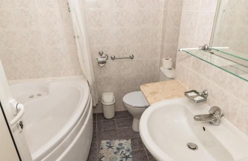 Bilik mandi di Hotel Aurora