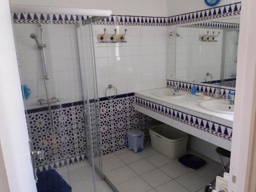 een badkamer met 2 wastafels en een douche bij Gîte "les hortensias" au coeur de Lacaune in Lacaune