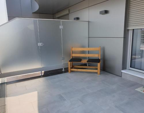 a room with a wooden chair next to a wall at Hotel Aleluia in Fátima