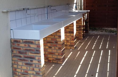a brick bench on top of a brick wall at Les Insolites du Brochet in Péronne