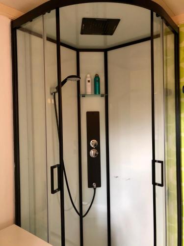 a shower with a hose in a room at Retro Relax Resort midden in het bos op de Veluwe in Putten in Putten