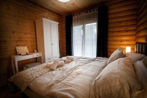 a large bed in a room with a window at Country Lodge Vuković in Rakovica
