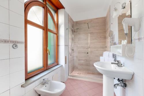 A bathroom at Hotel Herculaneum