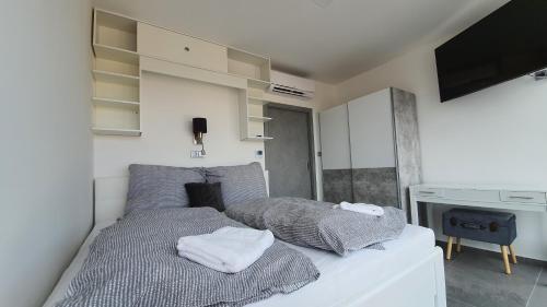 sypialnia z łóżkiem z ręcznikami w obiekcie Magic Apartment centre Pilsen w Pilznie
