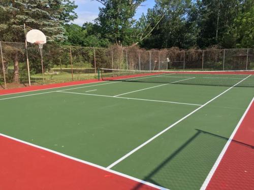 a tennis court with a net on top of it at Countryside Cottages in Bartonsville