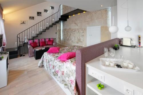 salon z łóżkiem i schodami w obiekcie Riva Luxury Suites w Splicie