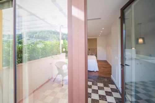 Habitación con vistas a un dormitorio y un baño. en Hotel Rural El Molino de Felipe, en Mula