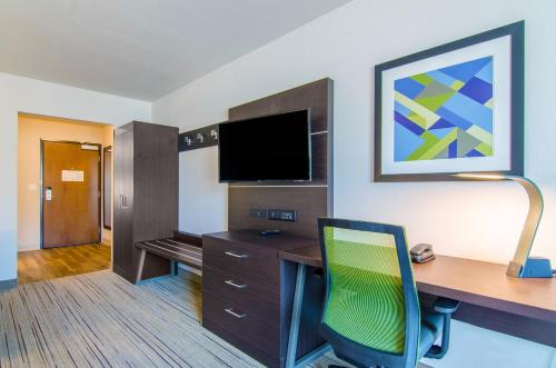 Μια τηλεόραση ή/και κέντρο ψυχαγωγίας στο Holiday Inn Express & Suites - Atchison by IHG