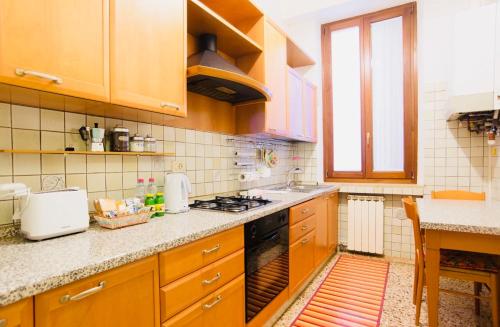 una cucina con armadi in legno e piano cottura. di Dreaming Venice Apartment a Venezia