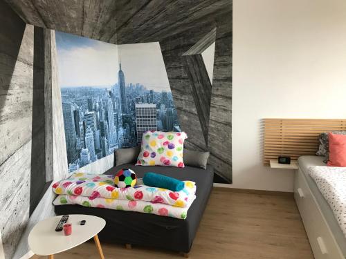 Apartman Q11 في سوكولوف: غرفة معيشة مع أريكة وجدارية للمدينة