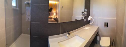 a bathroom with a sink and a mirror at Hotel Aleluia in Fátima