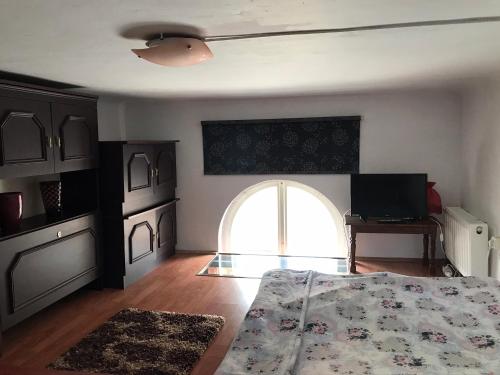 um quarto com uma cama e uma janela em Apartament Andreea em Târgu-Mureş