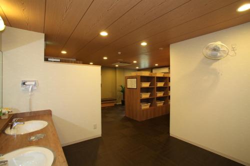 A bathroom at Hotel Route Inn Kesennuma Chuo Inter