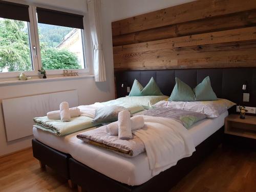 een slaapkamer met een groot bed en handdoeken bij Belamor in Sankt Michael im Lungau